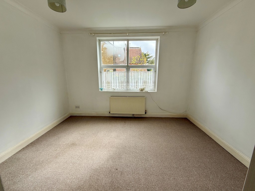 Lot: 1 - WELL PRESENTED TWO-BEDROOM FLAT WITH GARDEN AND PARKING - Bedroom two